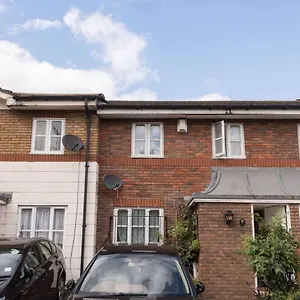 Holiday home Modern & Spacious - Walk To Excel- Parking, London