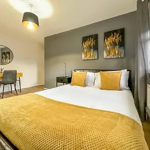 Holiday home Newly Refurbished 3 Bed House Near O2 Arena, London