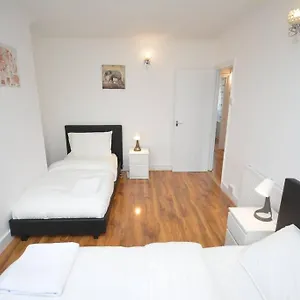 Holiday home 4 Bedroom House In East, London