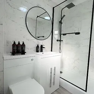 Holiday home Stunning In Beckton With Private Entrance, London