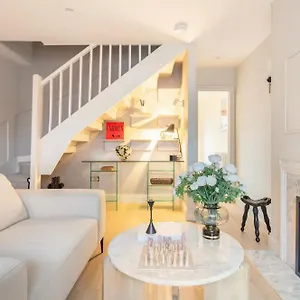 Holiday home Spring Cosy 2-bed With Free Parking, London