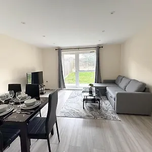 Holiday home Newly Launched Two Bedroom House By Den Short Lets & Serviced With Garden, London