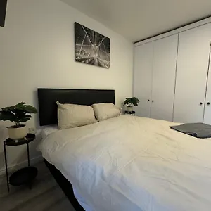 Holiday home Spacious 3 Bedroom Home, With Private Driveway 5 Minutes From Excel Centre & Custom House, London