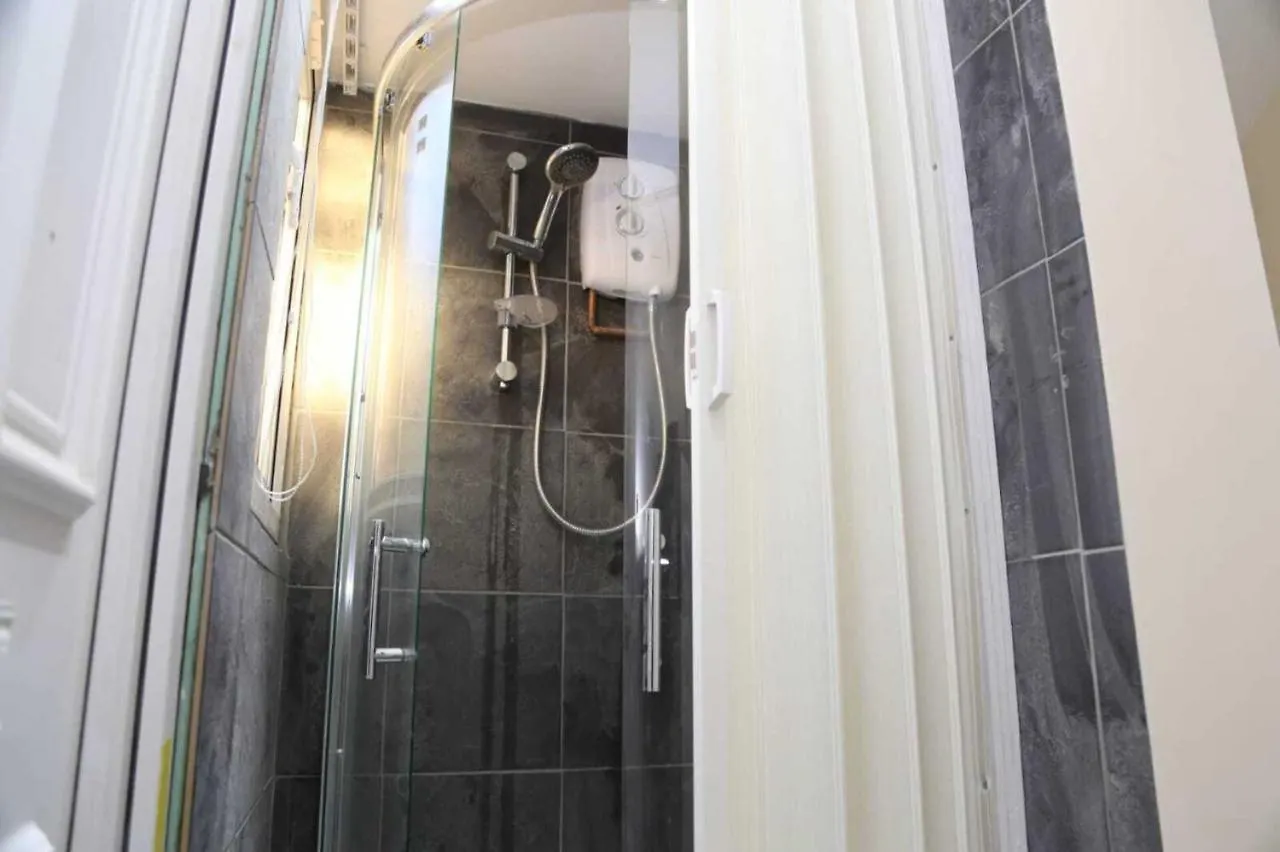 Holiday home Budget 4-Bedrooms In Thamesmead London
