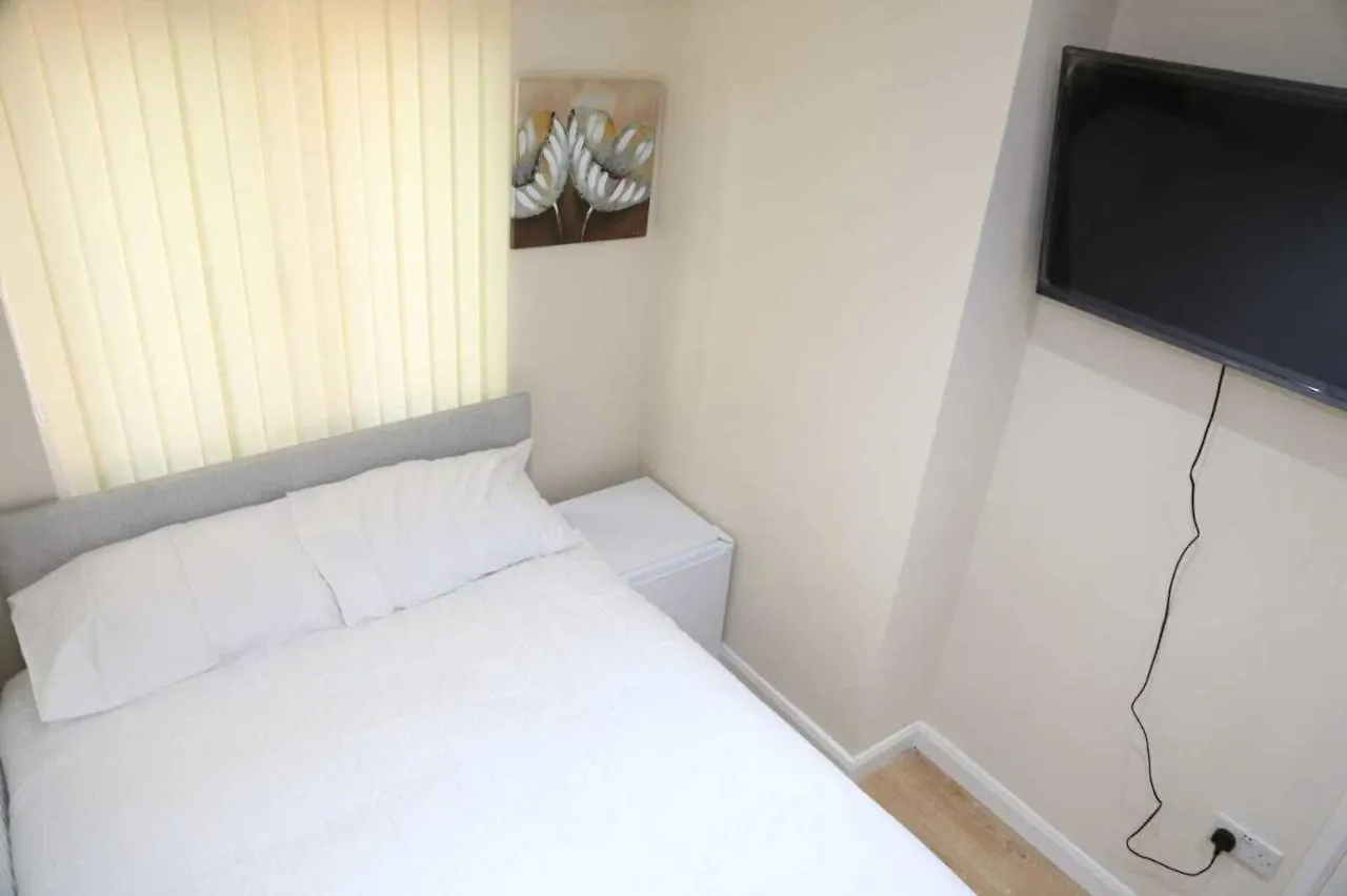 Budget 4-Bedrooms In Thamesmead London Holiday home