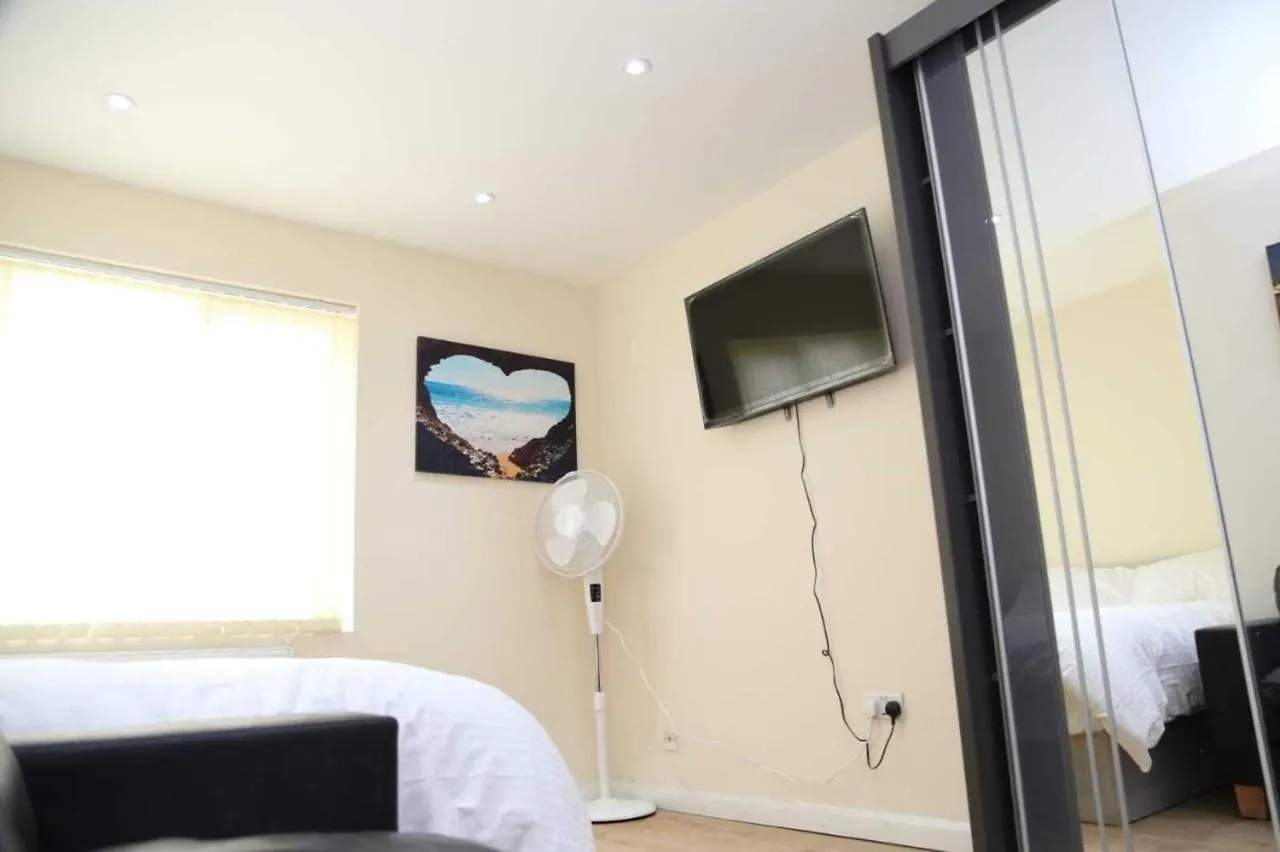 Budget 4-Bedrooms In Thamesmead London 0*,  United Kingdom