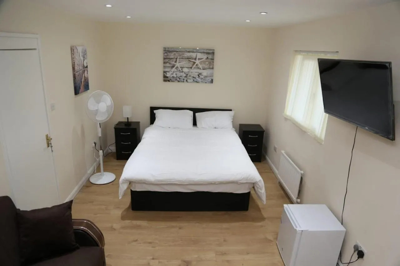 Budget 4-Bedrooms In Thamesmead London Holiday home
