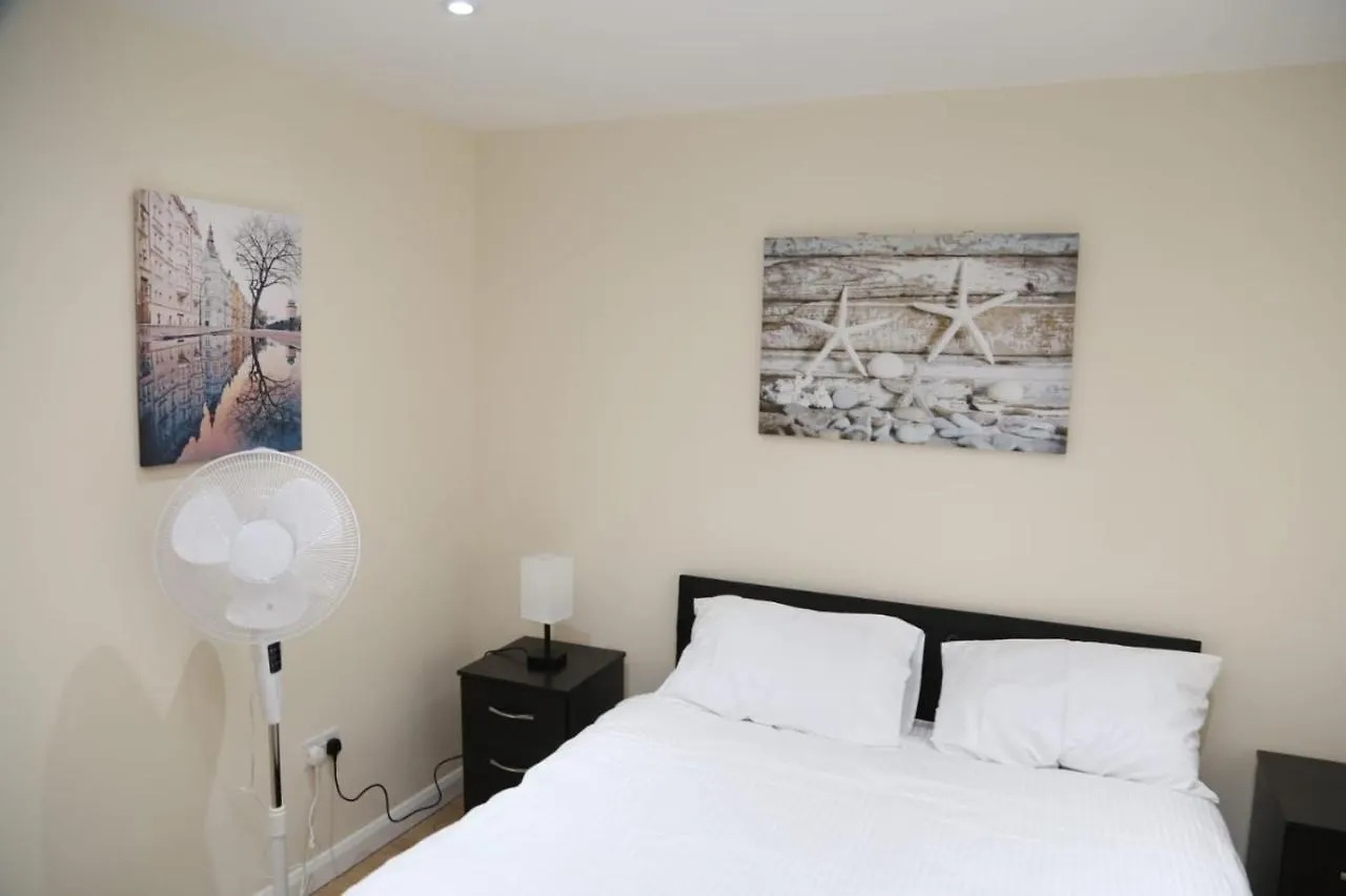 Budget 4-Bedrooms In Thamesmead London 0*,