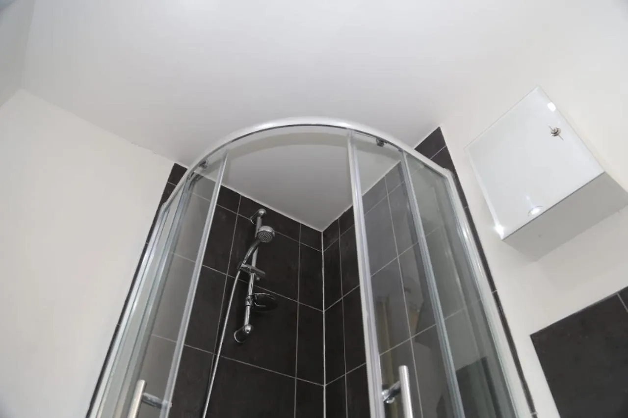 Budget 4-Bedrooms In Thamesmead London 0*,