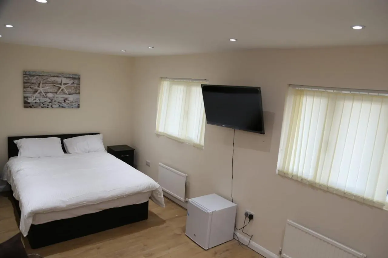 Budget 4-Bedrooms In Thamesmead London Holiday home