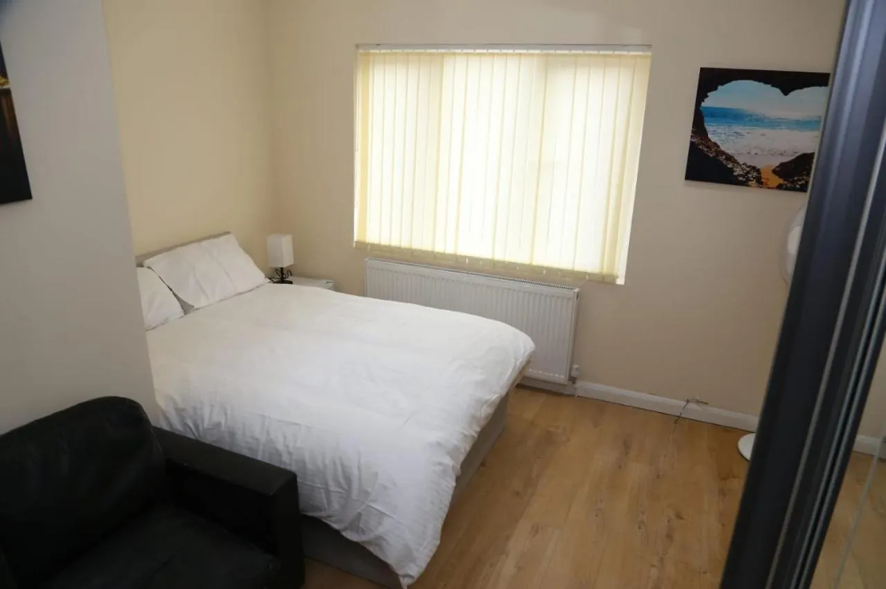 Budget 4-Bedrooms In Thamesmead London Holiday home